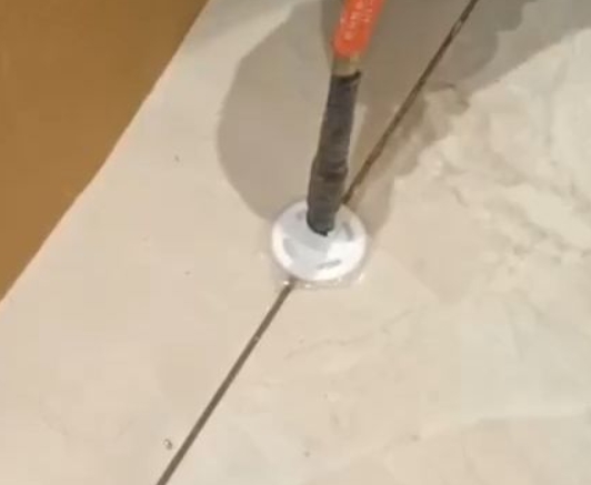 兴山瓷砖空鼓维修公司专业解答瓷砖在铺贴过程中，如果没有涂抹均匀到位的粘结材料（如水泥砂浆或瓷砖胶），可能会导致以下问题